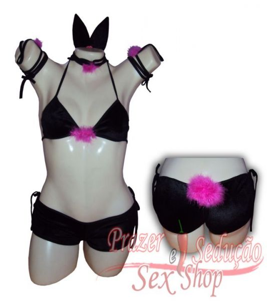 coelha da playboy de short-preta