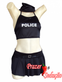 Policial de saia plissada